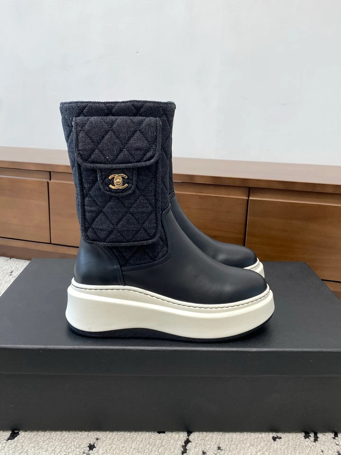 👟👟Ex-factory price 840👟👟 CHANEL 2025s autumn and winter series thick-soled high short boots, high and short are made of imported cowhide respectively, with an additional height of 5cm to show leg length. The boots follow Chanel's classic rhombus pattern, plus a small bag that can be opened to carry small things. Xiao Meimei especially likes it. This is a hot style created by Chanel this autumn and winter. With the traditional inner zipper, it is easy to put on the feet and super comfortable. It is a must-have for this autumn and winter. Upper material: imported cowhide with rhombus microfiber, washed denim ❤︎ Consistently authentic ❤︎ Outsole: original Italian TPU foam outsole Number of yards: 35-40 (40 is custom-made, non-refundable and non-exchangeable) Buy now👉 Buy now👉